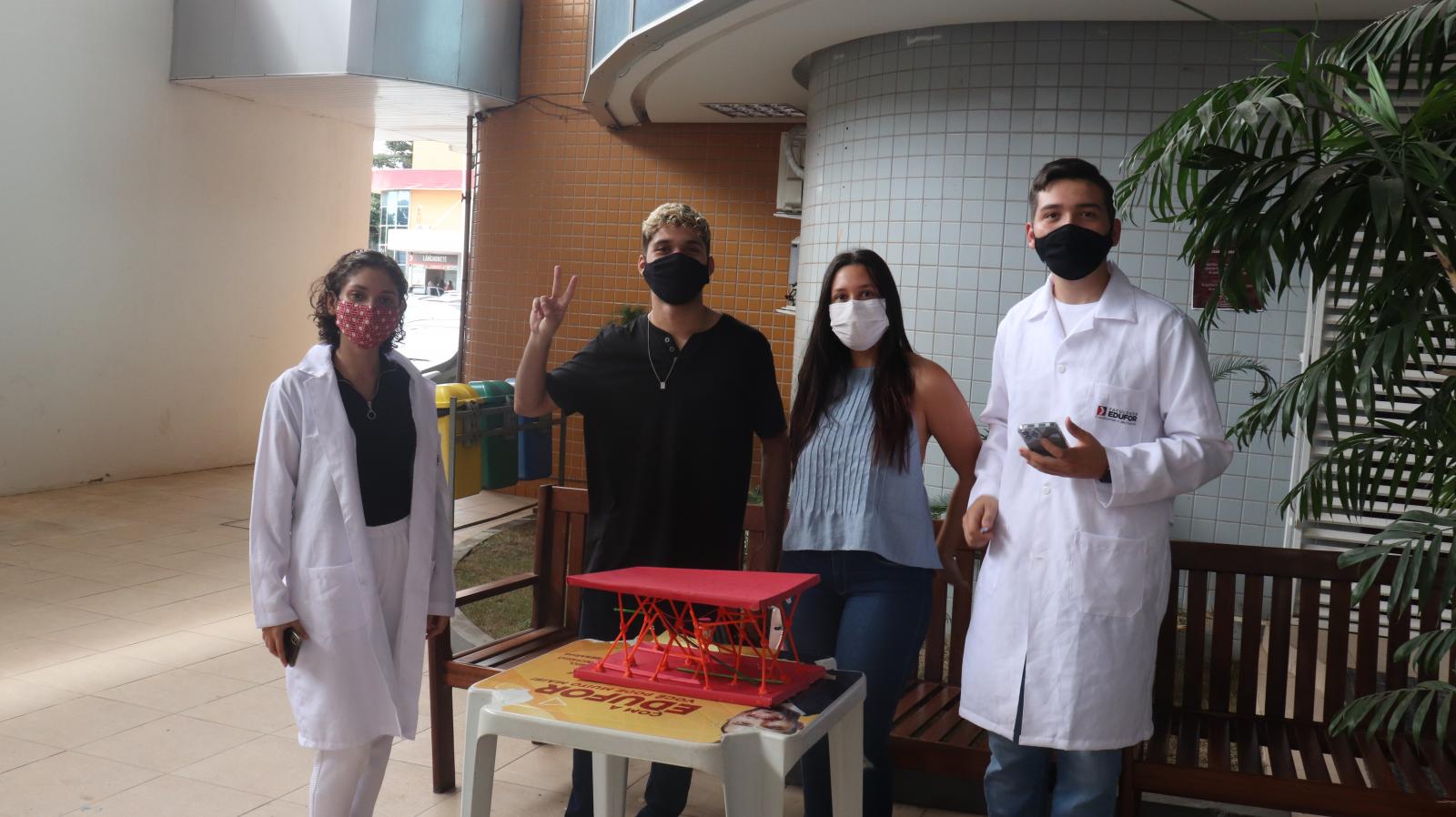 Alunos de Odontologia e Farmácia promovem exposição na Edufor