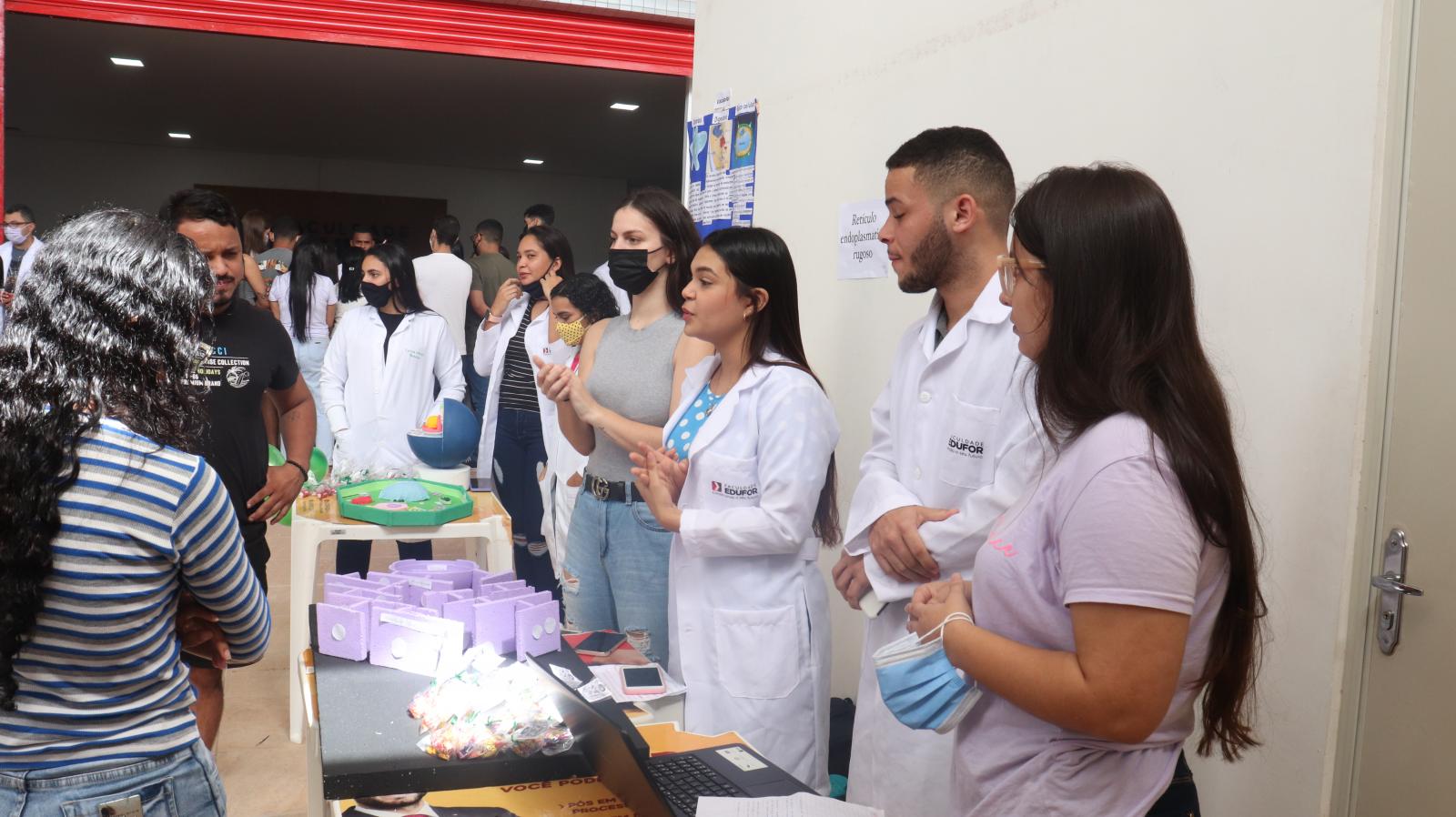 Alunos de Odontologia e Farmácia promovem exposição na Edufor