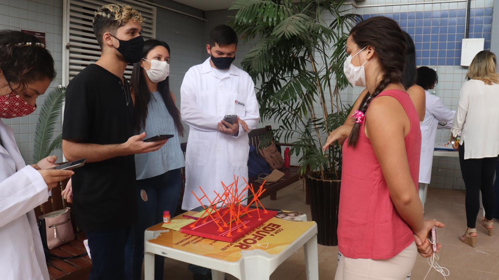 Alunos de Odontologia e Farmácia promovem exposição na Edufor