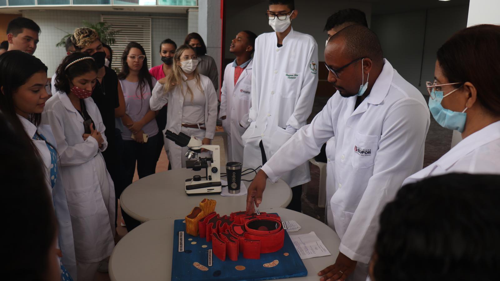 Alunos de Odontologia e Farmácia promovem exposição na Edufor