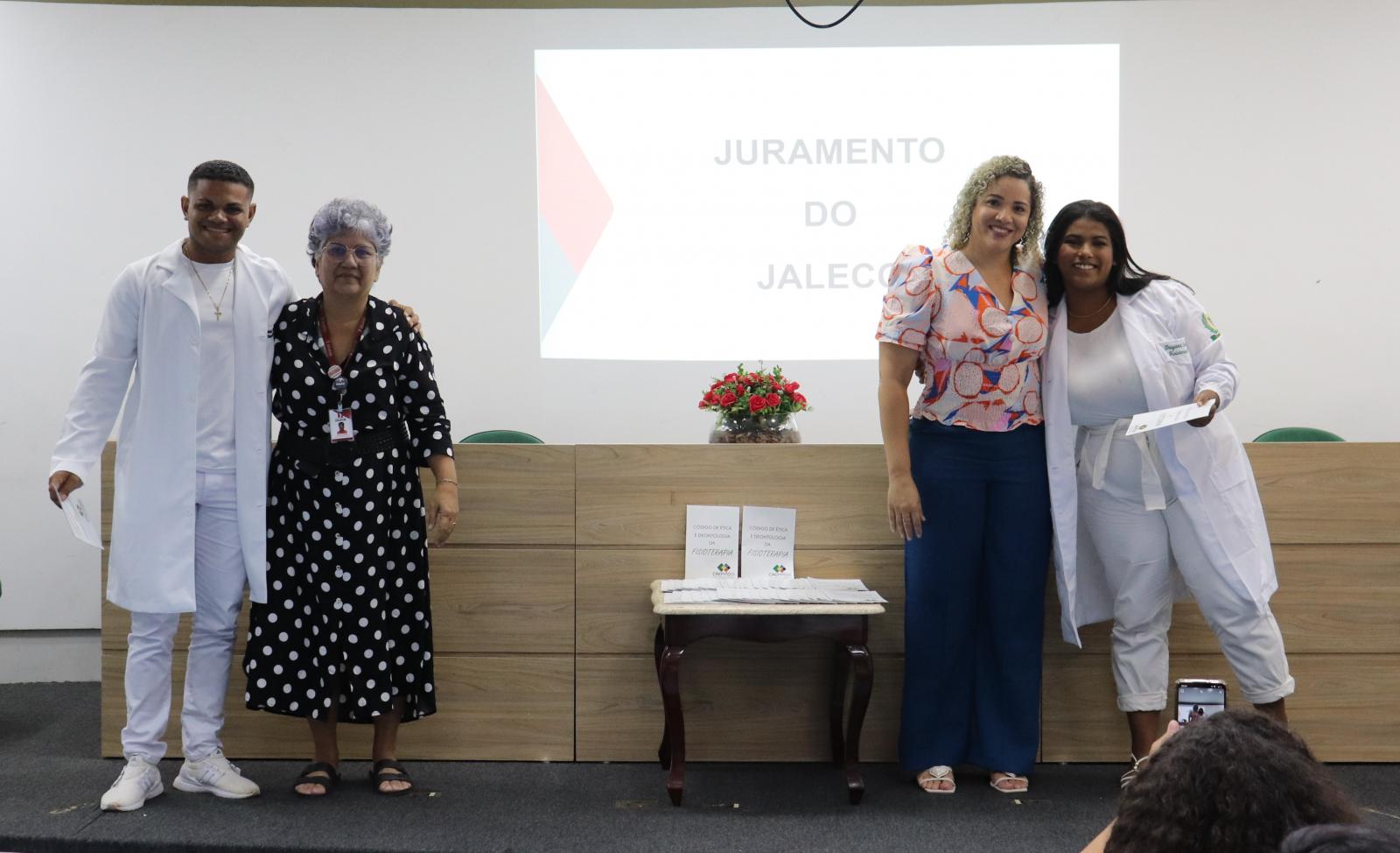 Alunos de Fisioterapia participam de Cerimônia do Jaleco Alunos de Fisioterapia participam de Cerimônia do Jaleco