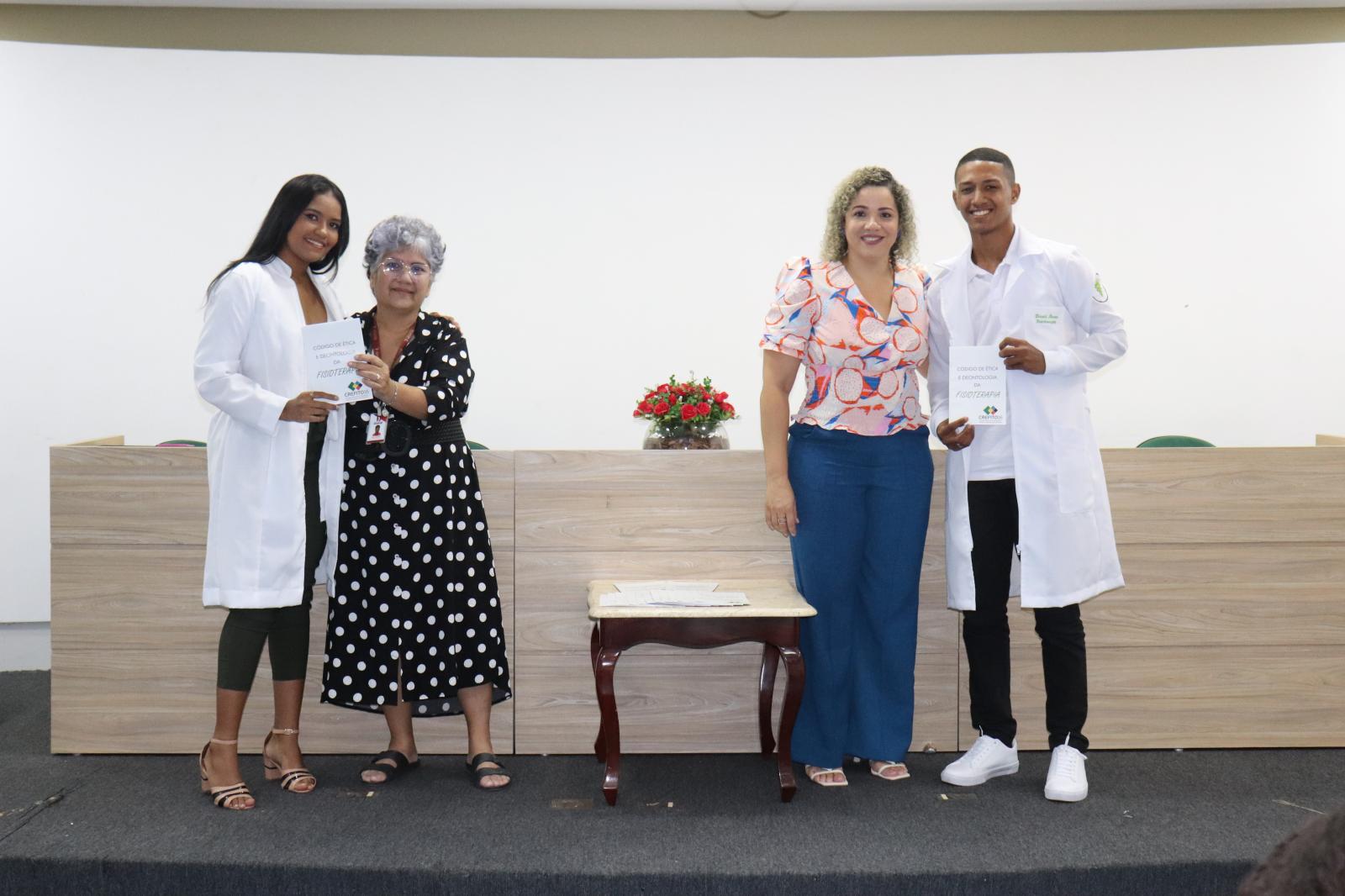 Alunos de Fisioterapia participam de Cerimônia do Jaleco Alunos de Fisioterapia participam de Cerimônia do Jaleco