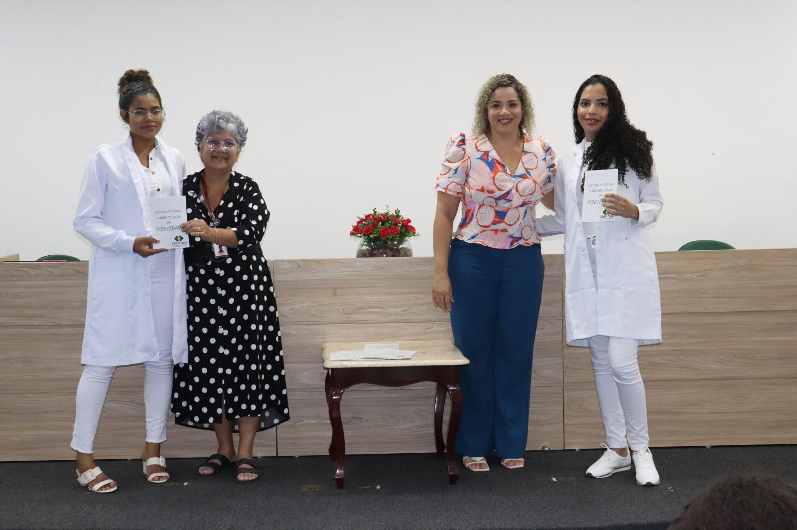 Alunos de Fisioterapia participam de Cerimônia do Jaleco Alunos de Fisioterapia participam de Cerimônia do Jaleco