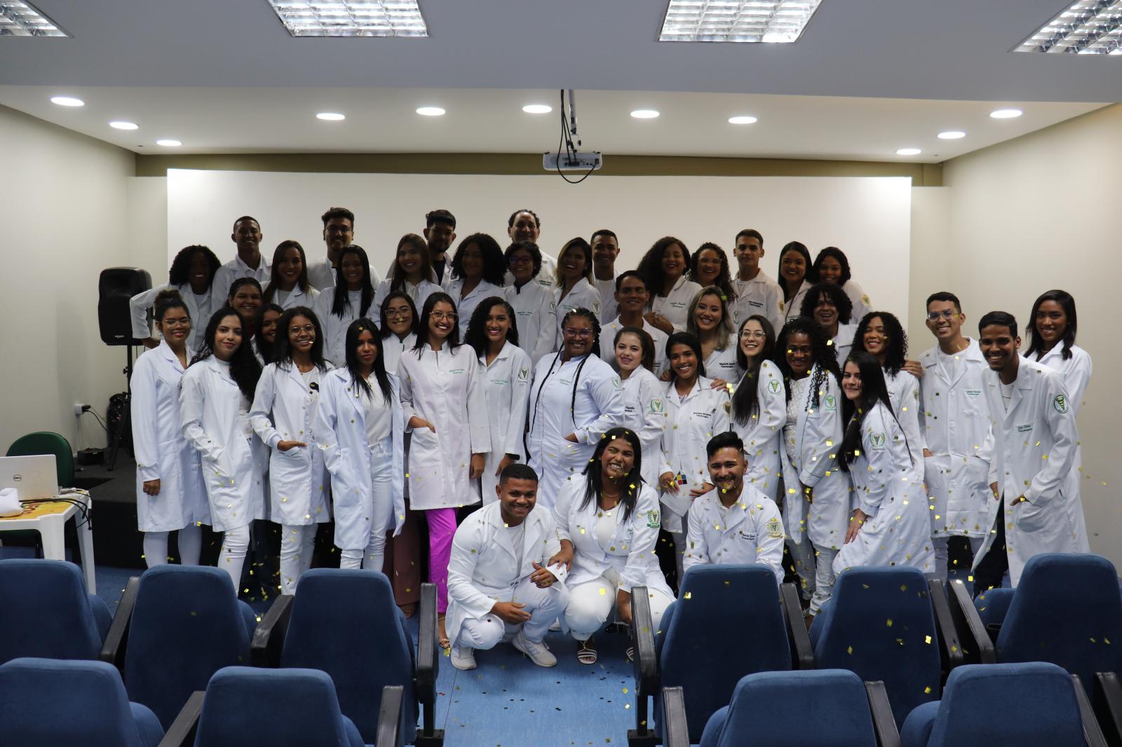 Alunos de Fisioterapia participam de Cerimônia do Jaleco Alunos de Fisioterapia participam de Cerimônia do Jaleco