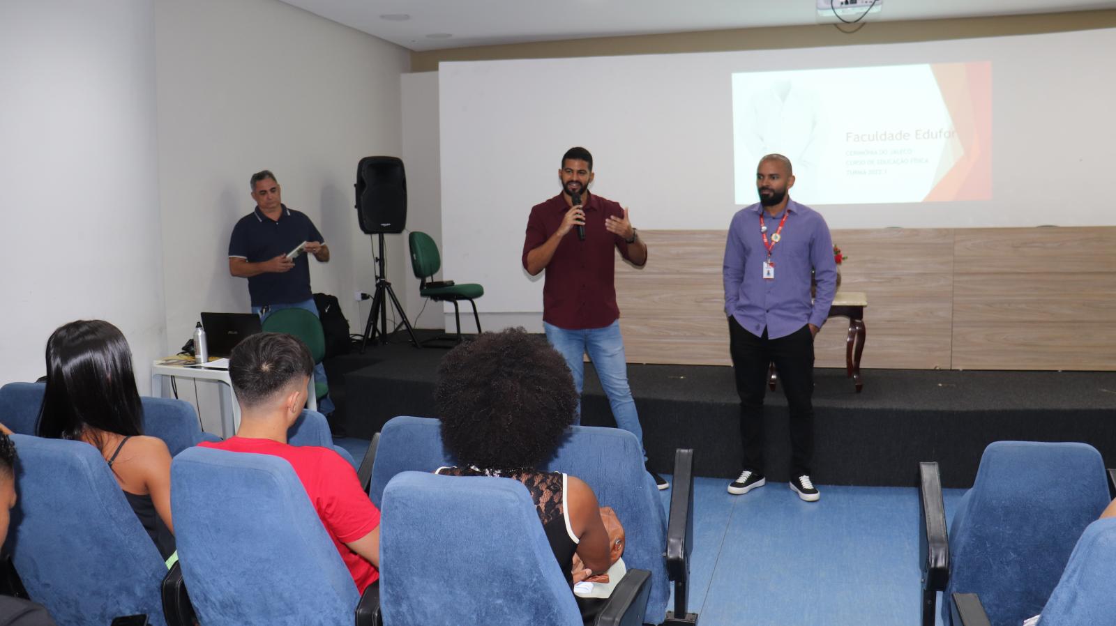 Alunos do  curso de Educação Física Participam da Cerimônia do Jaleco