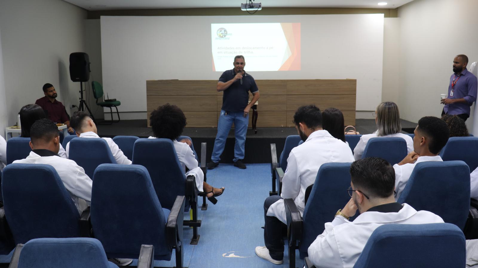 Alunos do  curso de Educação Física Participam da Cerimônia do Jaleco