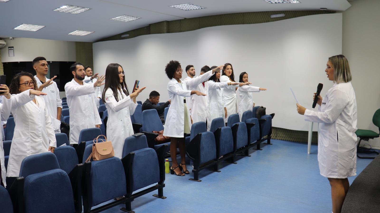 Alunos do  curso de Educação Física Participam da Cerimônia do Jaleco